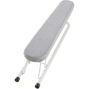 Asse da stiro per maniche Leifheit con rivestimento grigio e telaio bianco.