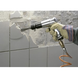 Set martello scalpellatore pneumatico LUX in uso per rimuovere le piastrelle.