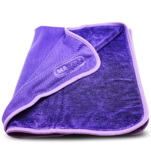 Panno in microfibra viola t.b.t. piegato per la cura dell'auto.