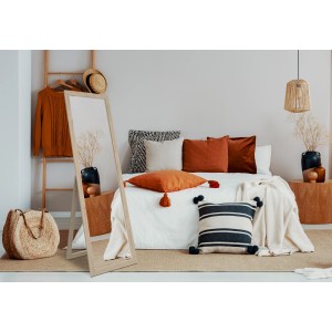 Specchio da parete rettangolare t.b.t. in camera da letto con decorazioni.