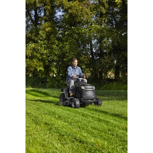 Trattorino tagliaerba Alpina AT3 98 HA mentre taglia l'erba su un prato verde.