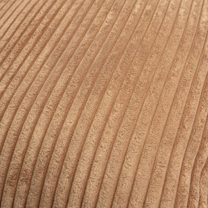 Primo piano di un cuscino t.b.t. beige con texture a coste.