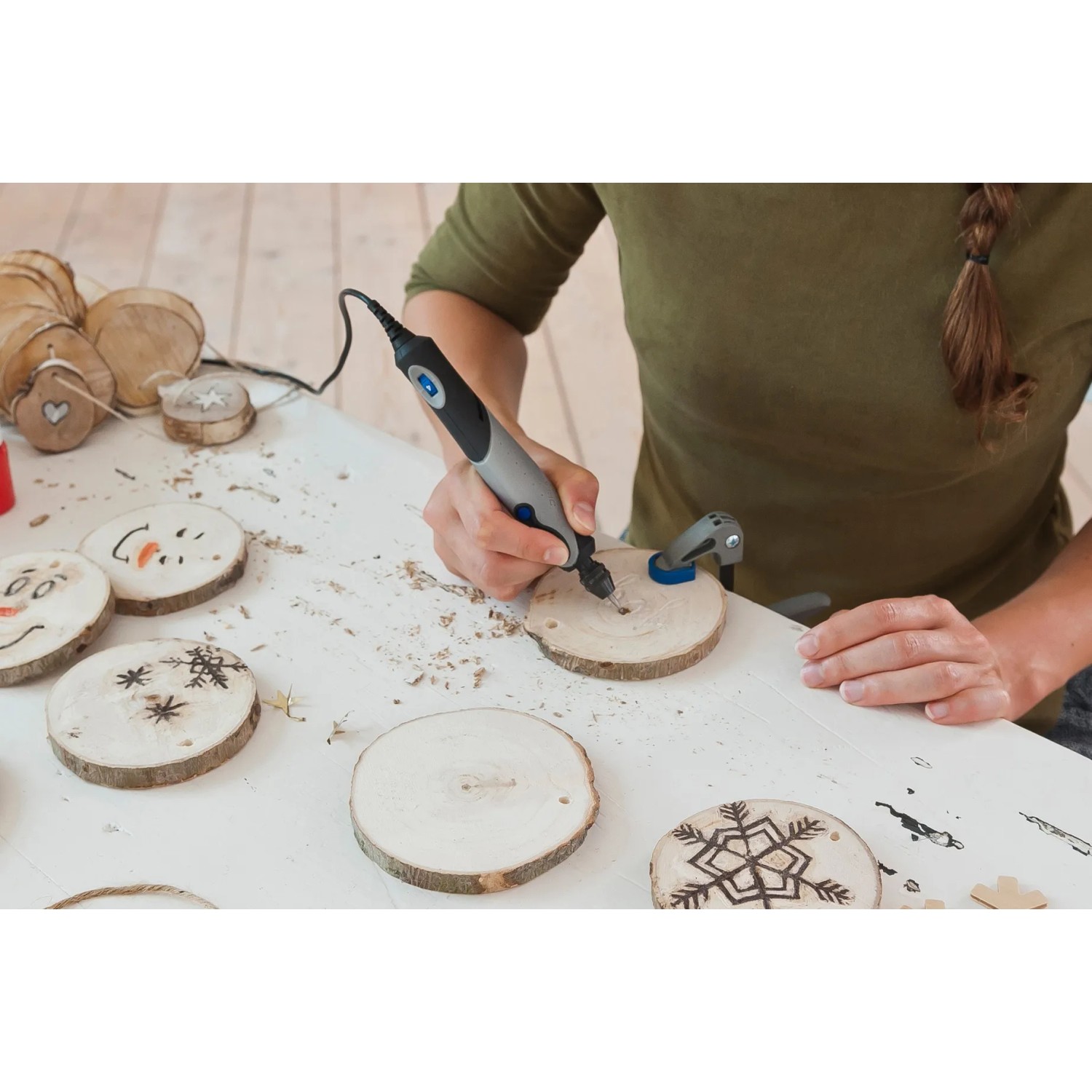 Dremel Stylo+ multiutensile che incide un pezzo di legno.