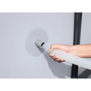 Collegamento di un tubo a una piscina per il filtro a cartuccia.