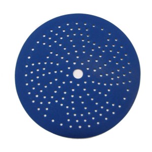 Disco abrasivo blu per levigatrice orbitale con fori per l'aspirazione della polvere.