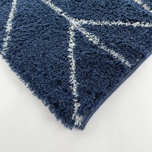 Tappeto da bagno t.b.t. blu con motivo a rombi bianchi.