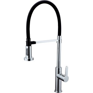 Miscelatore monocomando t.b.t. con bocca flessibile nera e corpo cromato.