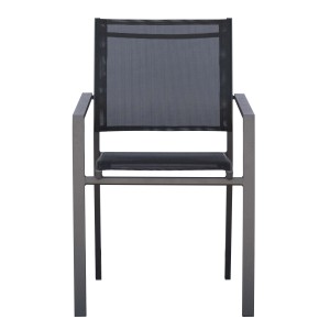 Sedia da giardino grigia con braccioli e seduta in rete.