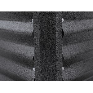 Dettaglio: aiuola rialzata in metallo antracite, collegata con viti.