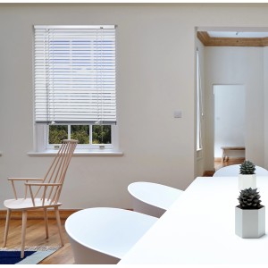 Veneziana t.b.t. bianca alla finestra nel soggiorno.