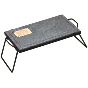 Piastra grill grigia t.b.t. con gambe in metallo nero per accessori barbecue.