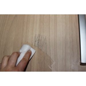 Pulizia con t.b.t. su superficie in legno con macchie di penna.