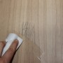 Pulizia con t.b.t. su superficie in legno con macchie di penna.