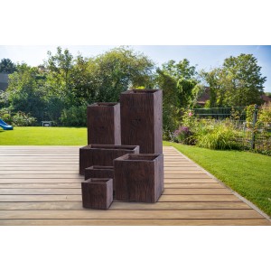 Set di vasi da fiori marroni in diverse dimensioni con struttura in legno in Fiberclay.