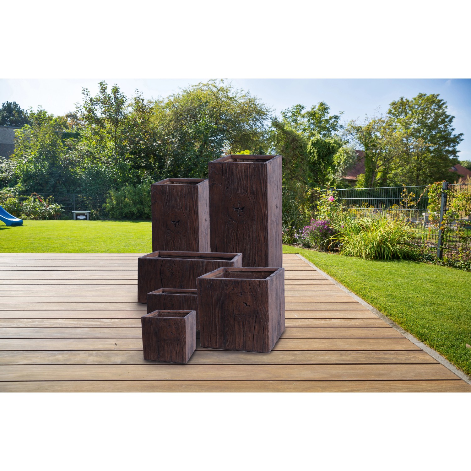 Set di vasi da fiori marroni in diverse dimensioni con struttura in legno in Fiberclay.