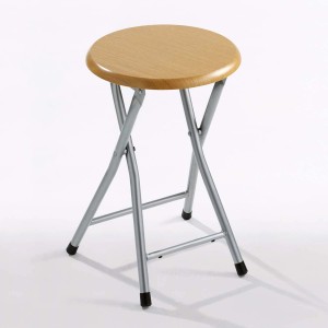 Sgabello da bagno pieghevole con seduta rotonda e struttura argentata.