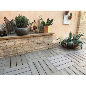 Piastrelle per esterni t.b.t. grigie posate in area esterna con decorazioni.