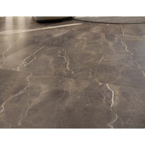 Piastrelle per pavimenti effetto marmo, grigio-marrone con venature bianche.