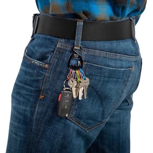 Portachiavi con moschettone sulla cintura dei jeans. Chiavi e chiave dell'auto appese.