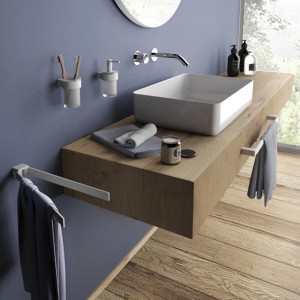 Bagno moderno con porta asciugamani t.b.t. e mobile lavabo effetto legno.