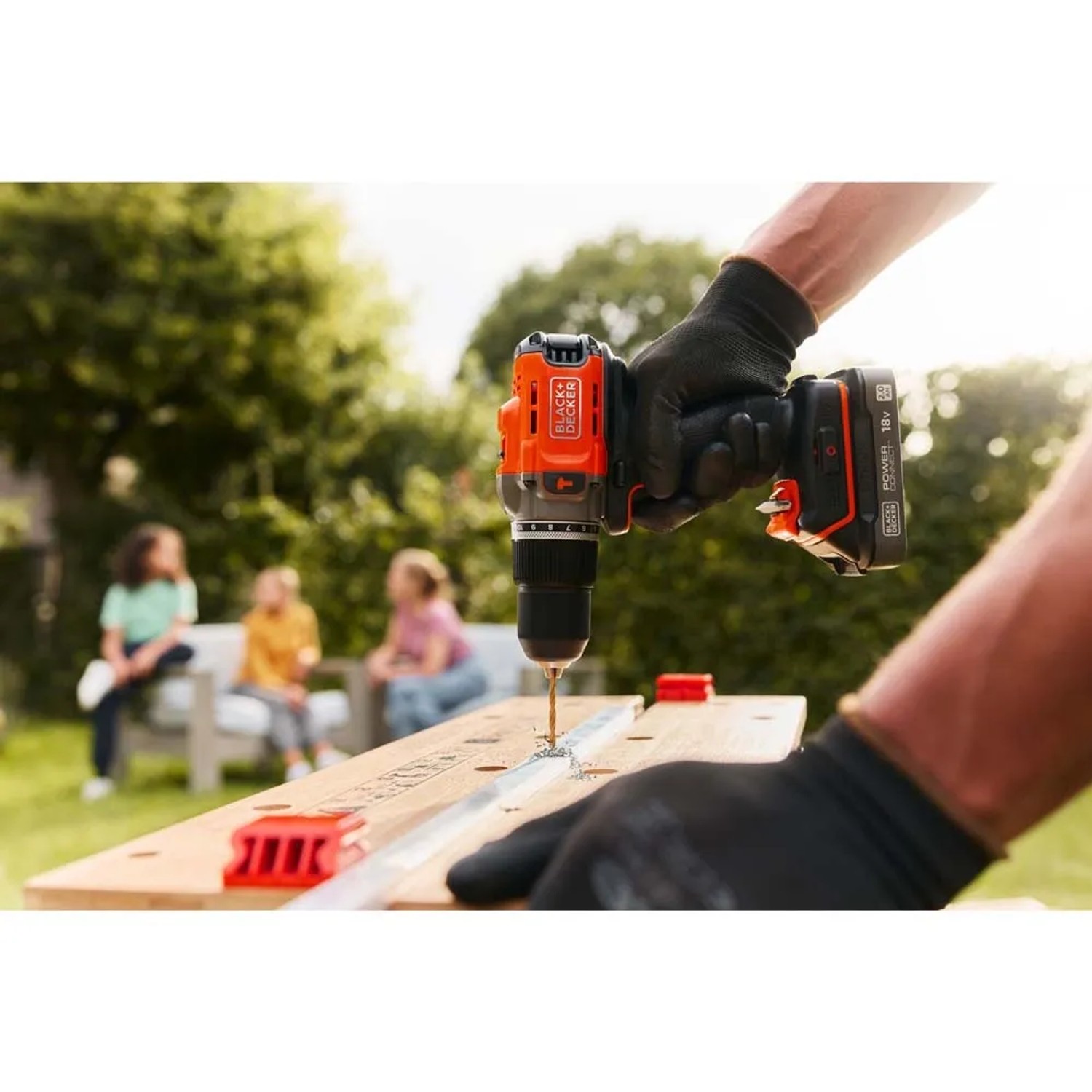 Trapano avvitatore a batteria che fora il legno. Il t.b.t. per il fai da te.