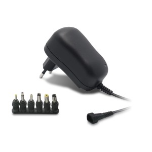 Alimentatore universale nero con vari adattatori per accessori video.