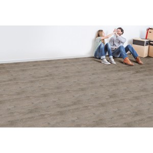 Pavimento vinilico autoadesivo Gerflor Senso Adjust Pecan posato in soggiorno con coppia.