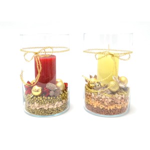 Due composizioni di candele in vasi di vetro con decorazioni, rosso e giallo. Decorazione da tavolo.