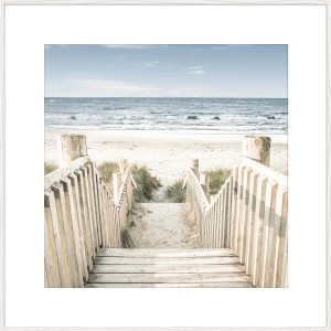 Quadri: Vista incorniciata di scale che conducono a una spiaggia con vista mare.