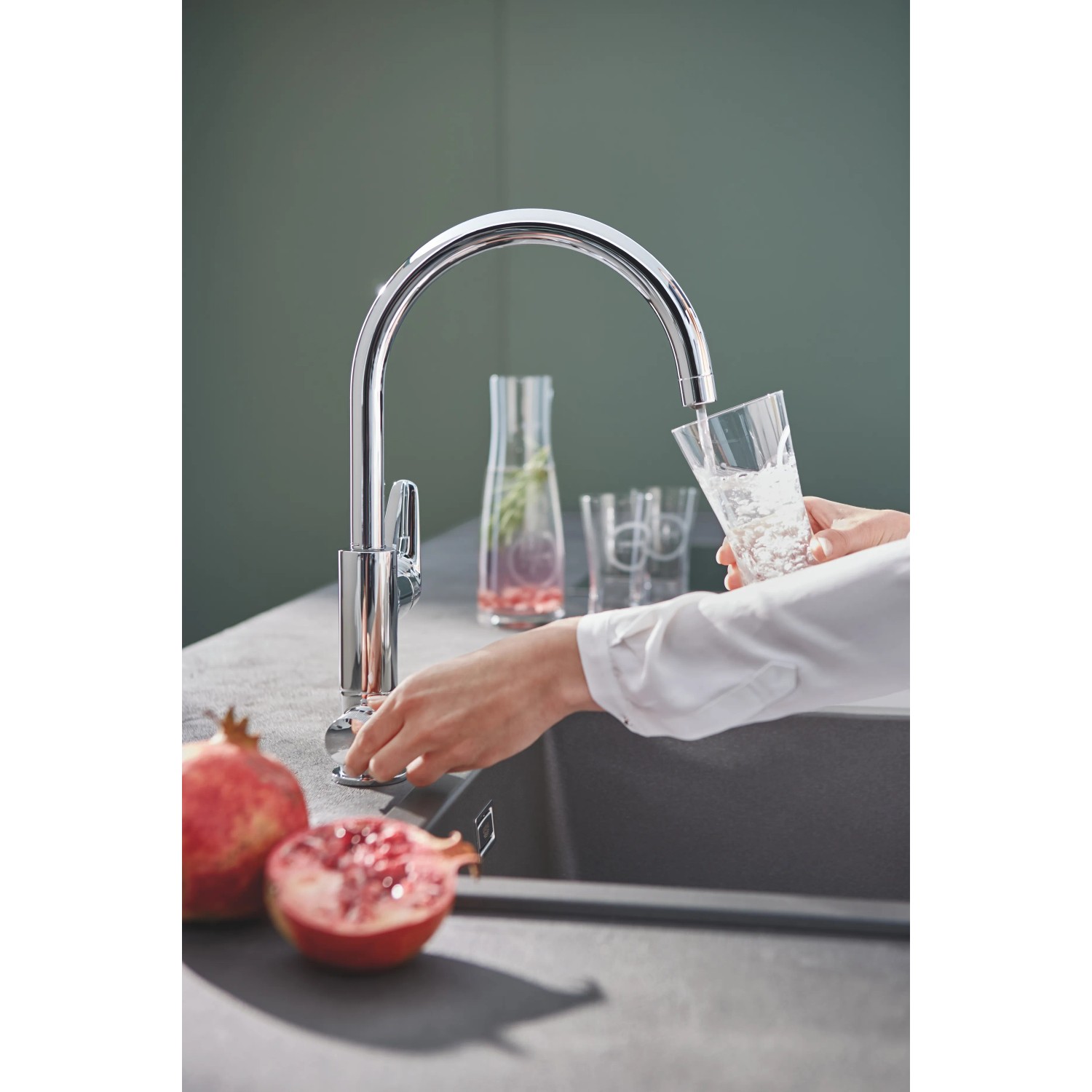 Grohe Blue Pure BauCurve Starter Kit: Miscelatore monocomando che riempie un bicchiere d'acqua.