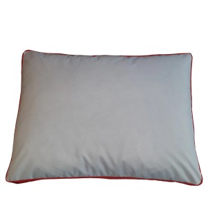 Cuscino da esterno rettangolare grigio con bordino rosso.