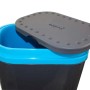 Attrezzatura da campeggio: t.b.t. con bordo blu e coperchio grigio.