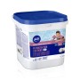 Secchio di pastiglie per la cura della piscina per il trattamento dell'acqua.