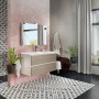 Bagno moderno con mobile bagno sospeso t.b.t. effetto legno e ampio specchio.