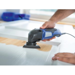 Levigatrice a delta LUX con triangolo abrasivo K120 che leviga una porta.