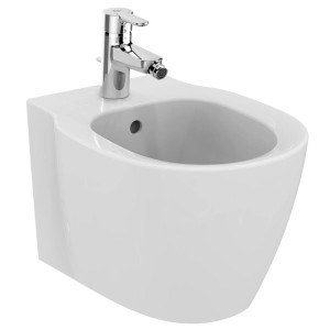 Bidet sospeso bianco con rubinetto cromato. Design moderno per il bagno.