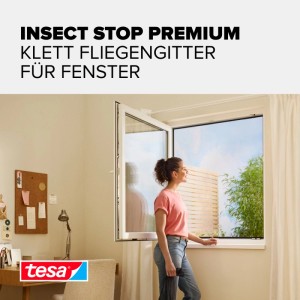 Donna alla finestra con zanzariera a strappo tesa Insect Stop antracite. Protegge dagli insetti, lascia entrare aria fresca.