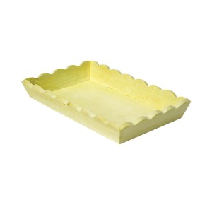 Vassoio rettangolare in legno chiaro con bordo smerlato per accessori artistici.