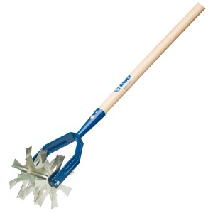 t.b.t. per la lavorazione del terreno con manico in legno e testa in metallo blu.