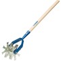 t.b.t. per la lavorazione del terreno con manico in legno e testa in metallo blu.