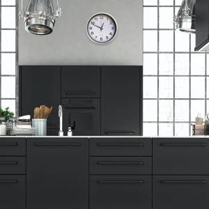 Orologio da parete in ambiente cucina. Orologio rotondo per soggiorno o cucina.