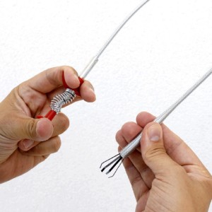 Pinza flessibile per la pulizia, tenuta in mano.