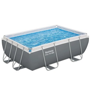 Piscina rettangolare Bestway Steel Pro Max, riempita d'acqua.