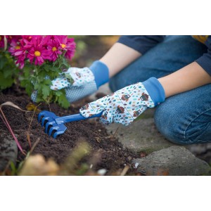 Bambino indossa guanti da giardinaggio blu Wurm taglia 5 mentre rastrella il terreno.