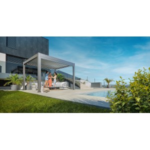 Pergola Biohort moderna in grigio quarzo metallizzato in giardino con piscina e persone rilassate.