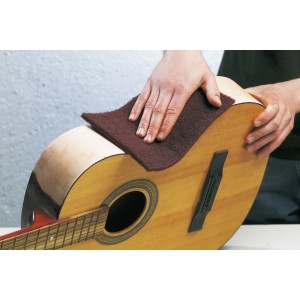 Set di vello abrasivo manuale LUX che leviga una chitarra. Abrasivi per legno e metallo.