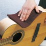Set di vello abrasivo manuale LUX che leviga una chitarra. Abrasivi per legno e metallo.