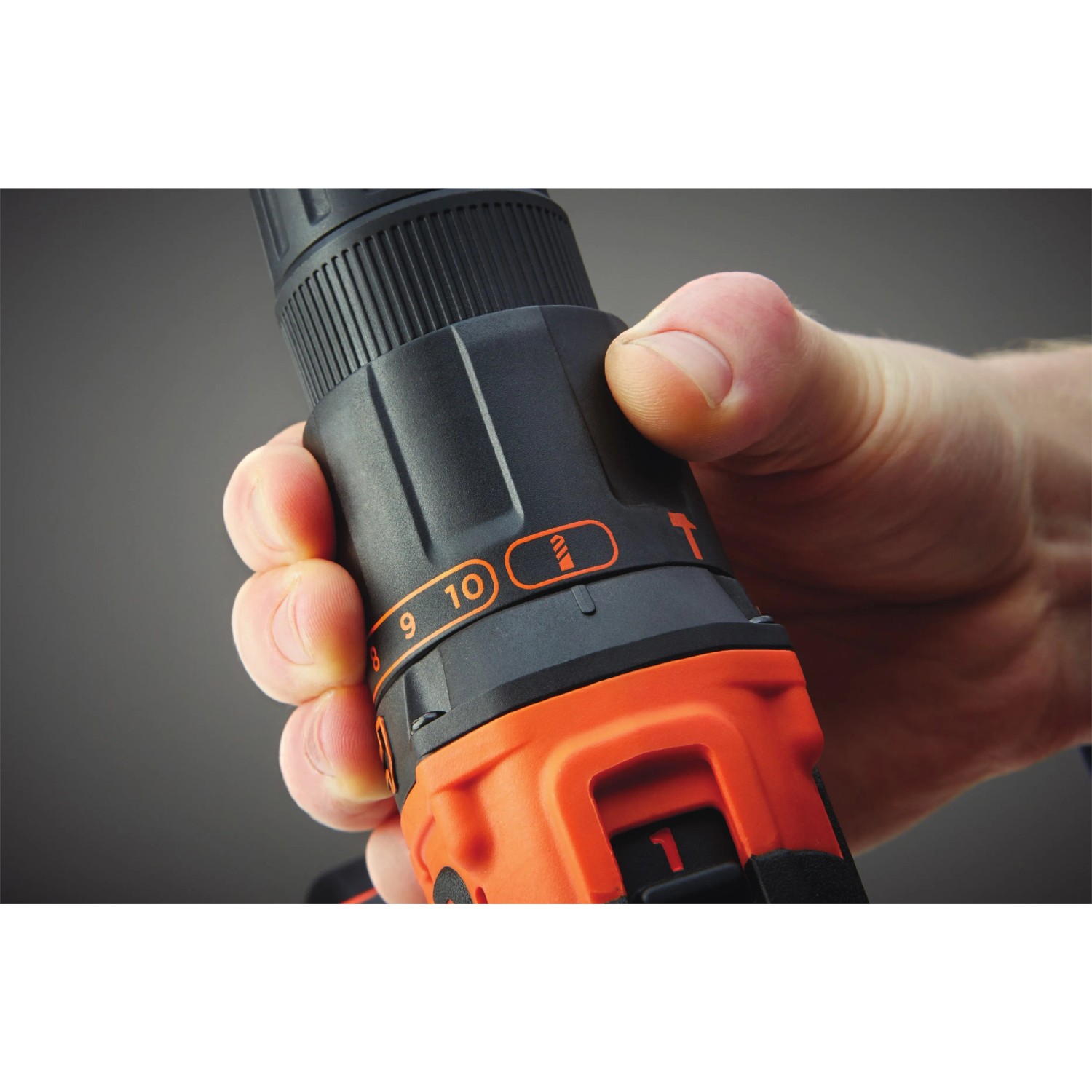 Dettaglio: Avvitatore a percussione Black+Decker BDCHD18K con impostazione della coppia.