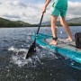 Bestway SUP Board Aqua Drifter con canoista, pagaia e accessori sull'acqua.
