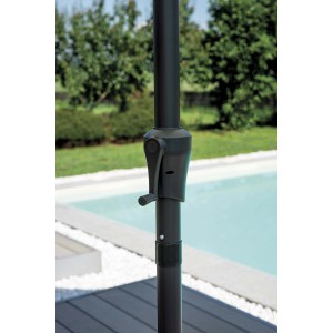 Dettaglio del meccanismo a manovella di un ombrellone da mercato.